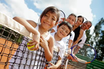 Tennis spielen im Familienurlaub